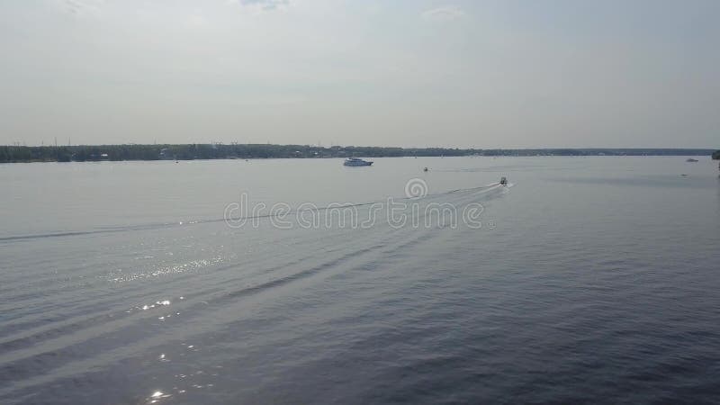 一条小船在湖漂浮 从空气的美丽的景色